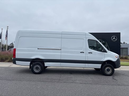 Used 2024 Mercedes-Benz Sprinter 2500 image 2