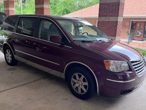 Used 2009 Chrysler Town & Country Touring FWD image 1