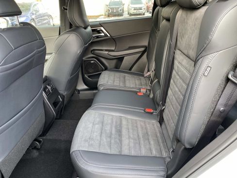 New 2026 Mitsubishi Outlander SE image 8