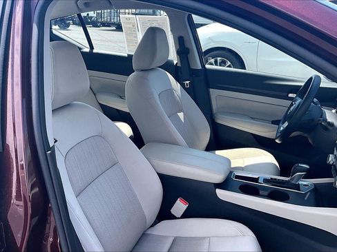 Used 2025 Nissan Altima 2.5 SV FWD image 7