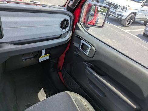 Certified 2026 Jeep Gladiator Sport AWD/4WD image 12