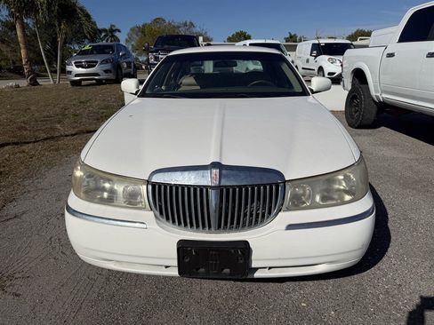 Used 1999 Lincoln Town Car Executive image 2