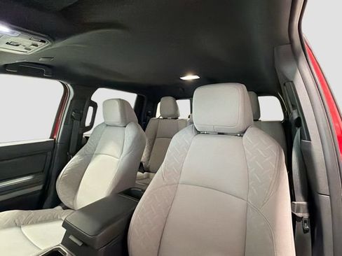 Certified 2025 Toyota Tacoma SR5 AWD/4WD image 18