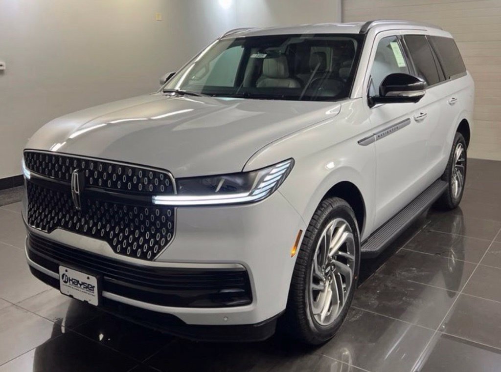 New 2026 Lincoln Navigator Premiere AWD/4WD image 3