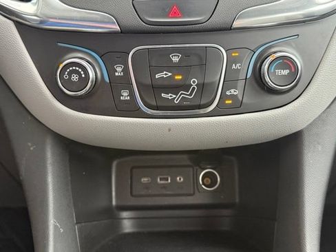 Used 2020 Chevrolet Equinox LS FWD image 25