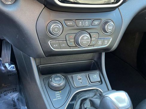 Used 2020 Jeep Cherokee Limited image 32