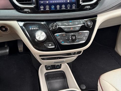 Used 2018 Chrysler Pacifica Limited FWD image 15