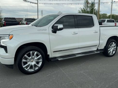 Used 2022 Chevrolet Silverado 1500 High Country w/ High Country Premium Package AWD/4WD image 3