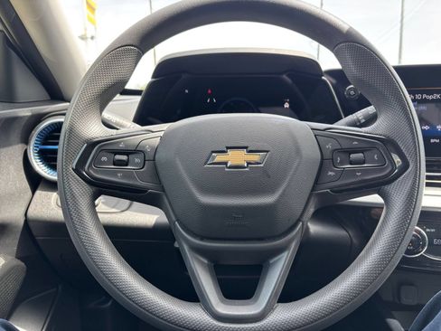 Used 2025 Chevrolet Trax LT FWD image 26