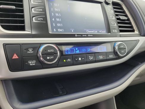 Used 2019 Toyota Highlander XLE FWD image 29