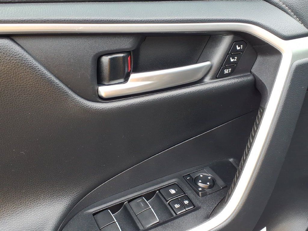 Used 2019 Toyota RAV4 Limited AWD/4WD image 4