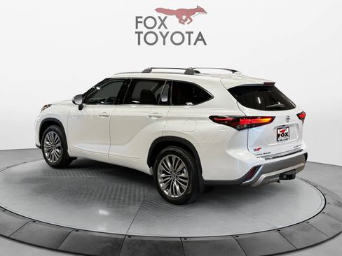 New 2026 Toyota Highlander Platinum AWD/4WD image 3