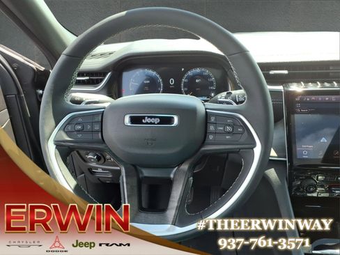 Used 2025 Jeep Grand Cherokee Limited w/ Luxury Tech Group II AWD/4WD image 17