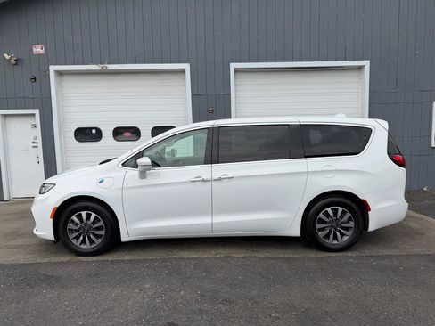 Used 2022 Chrysler Pacifica Touring-L FWD image 7