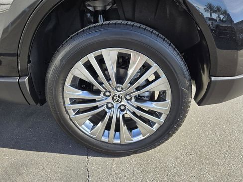 Used 2024 Toyota Venza XLE image 34