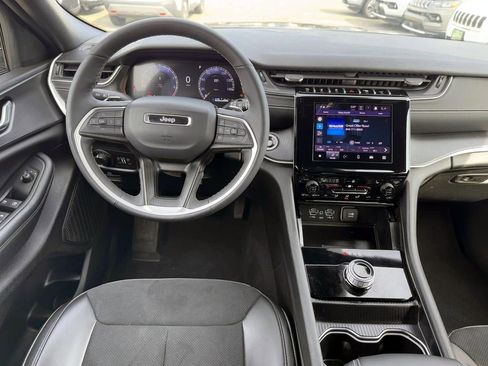 Certified 2025 Jeep Grand Cherokee Altitude image 13