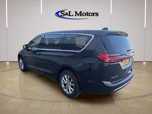 Used 2025 Chrysler Pacifica Select AWD/4WD image 5