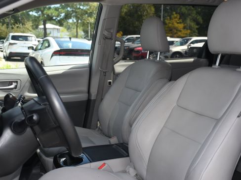 Used 2020 Toyota Sienna XLE image 12