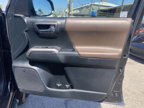 Used 2016 Toyota Tacoma Limited w/ Towing Package RWD image 28