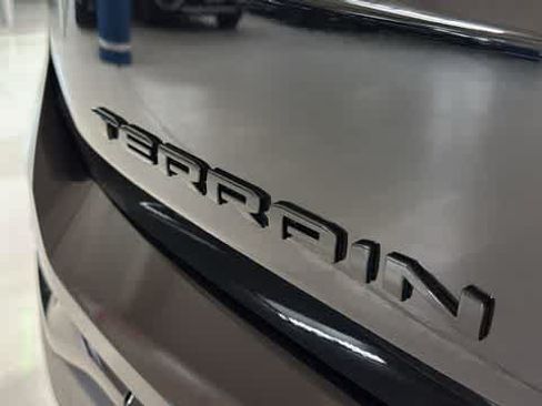 Used 2024 GMC Terrain SLE w/ Elevation Edition AWD/4WD image 9