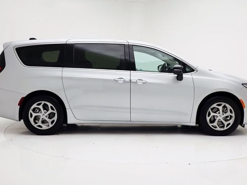 Used 2024 Chrysler Pacifica Limited image 3
