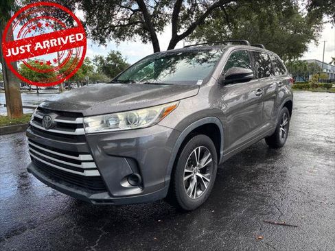 Used 2018 Toyota Highlander LE FWD image 2