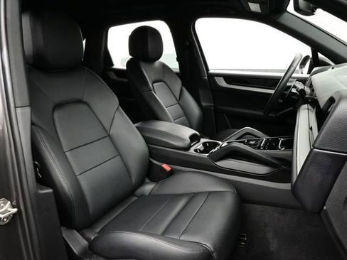 Certified 2025 Porsche Cayenne AWD/4WD image 16