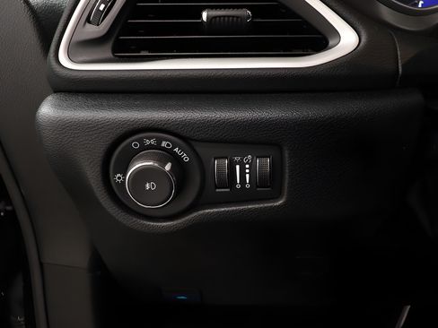 Used 2025 Chrysler Pacifica Select FWD image 18