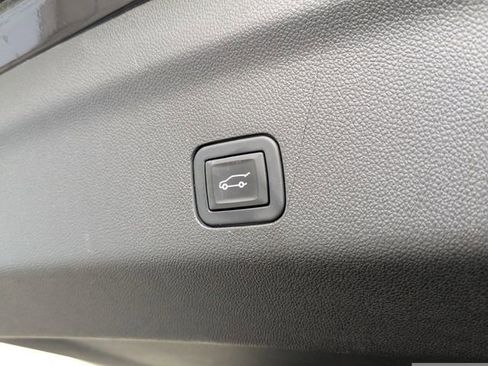 Used 2023 Cadillac Escalade ESV Premium Luxury AWD/4WD image 16