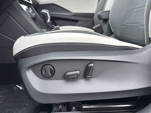 New 2026 Volkswagen Taos SE FWD image 21