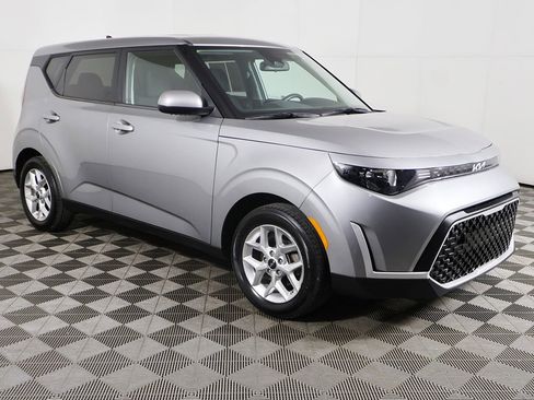 Used 2023 Kia Soul LX w/ Option Group 015 FWD image 2