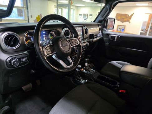 Used 2019 Jeep Wrangler Unlimited Sahara w/ Uconnect 4C Nav & Sound Group AWD/4WD image 16