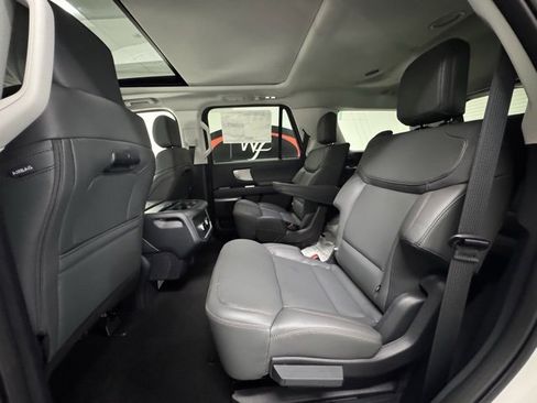 New 2025 Ford Expedition Active image 9