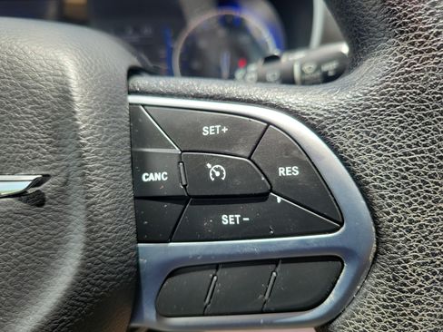 Used 2020 Chrysler Pacifica Touring FWD image 18