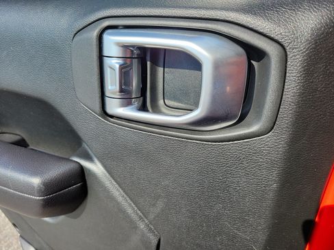 Used 2018 Jeep Wrangler Unlimited Sport S AWD/4WD image 26