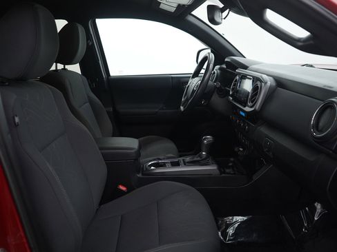 Used 2018 Toyota Tacoma TRD Sport image 10