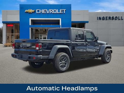 Used 2025 Jeep Gladiator Sport image 9