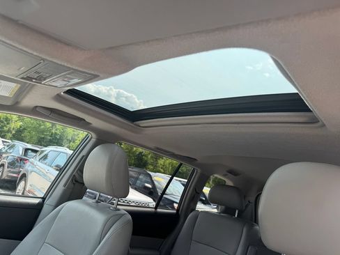 Used 2012 Toyota Highlander SE w/ Tow Pkg AWD/4WD image 31