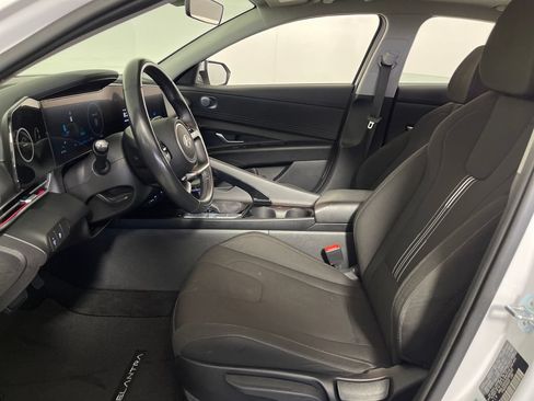 Certified 2025 Hyundai Elantra SEL FWD image 12
