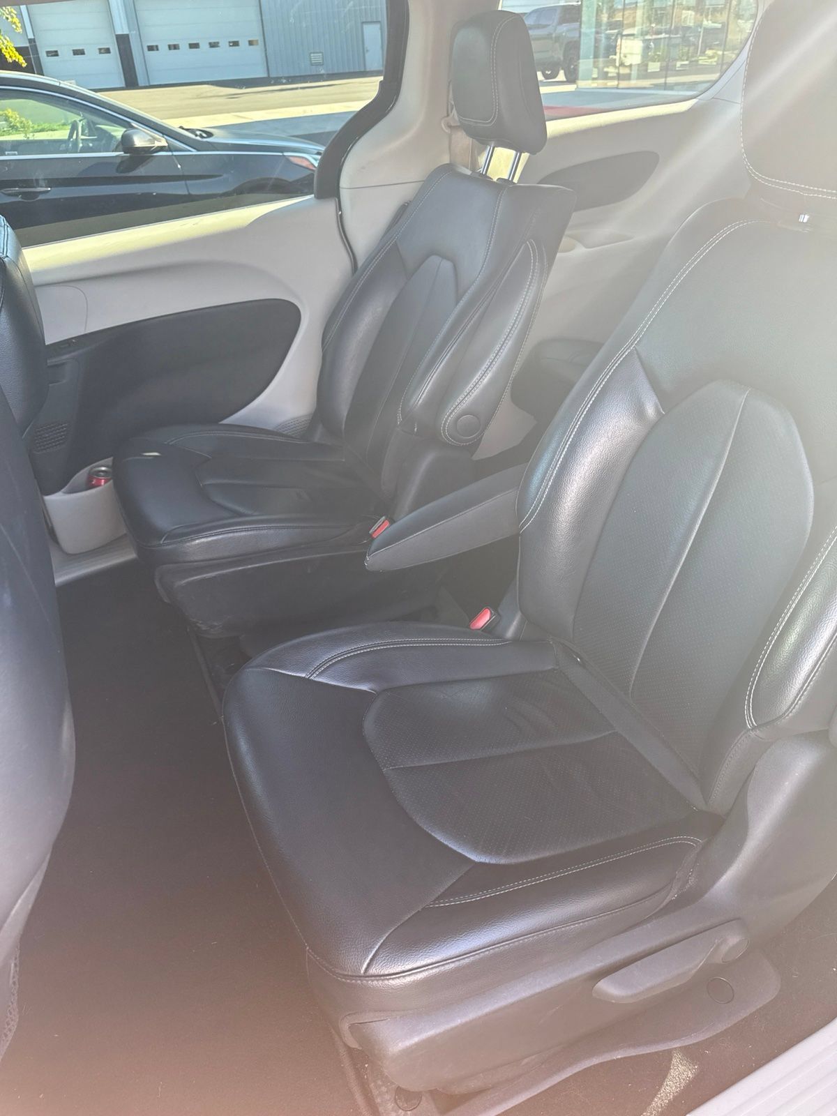 Used 2022 Chrysler Pacifica Touring-L FWD image 4