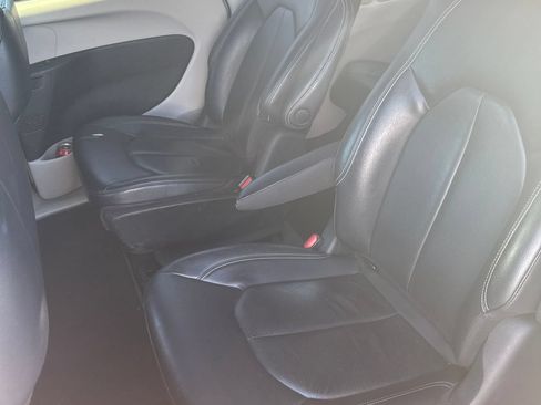 Used 2022 Chrysler Pacifica Touring-L FWD image 4