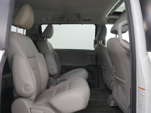 Used 2017 Toyota Sienna XLE w/ XLE Navigation Package AWD/4WD image 12