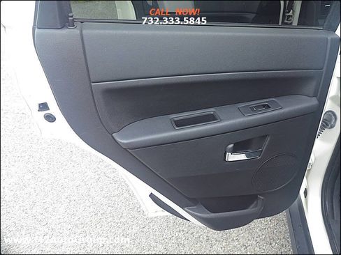 Used 2010 Jeep Grand Cherokee Laredo image 17