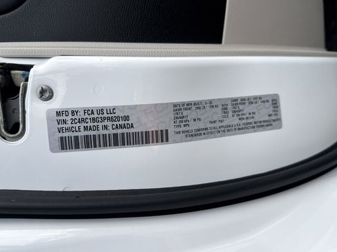 Used 2023 Chrysler Pacifica Touring-L image 33