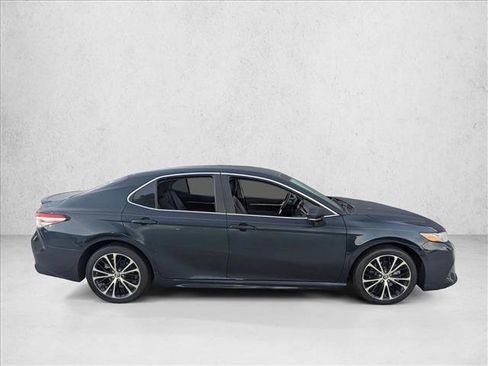 Used 2018 Toyota Camry SE image 4