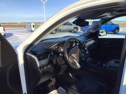 Used 2020 GMC Yukon XL SLT image 9