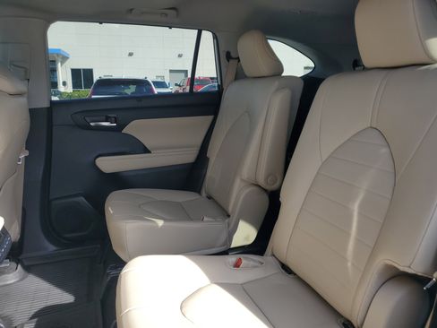 Used 2024 Toyota Highlander XLE image 11