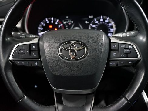 Certified 2023 Toyota Highlander XLE image 12