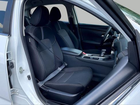 Used 2024 Nissan Sentra SV FWD image 9