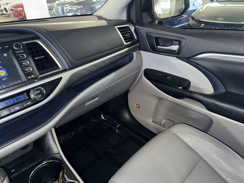 Used 2019 Toyota Highlander Limited w/ Phone Cable & Charge Package image 31